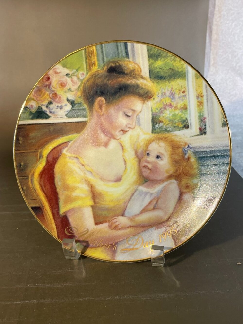 Avon Mother' Collector Plate 1995 A Mother’s Love 8 1/4”W Collectible
